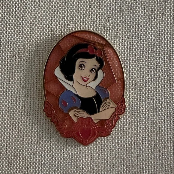 Snow White Stained Glass Princess Disney Pin - Picture 1 of 3